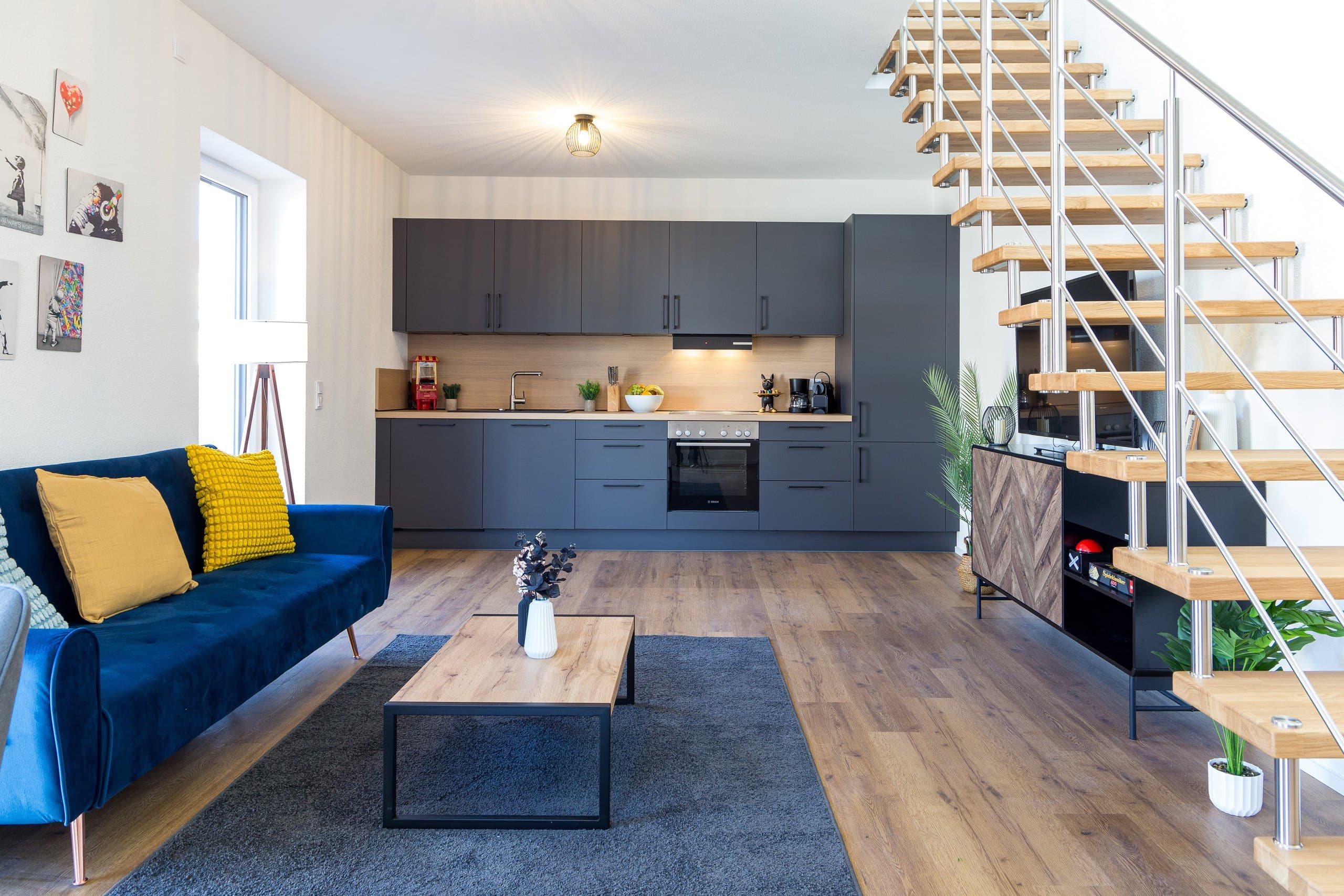 Wohnbereich mit Treppe in einer Wohnung in Rheinhausen von living TIMELESS