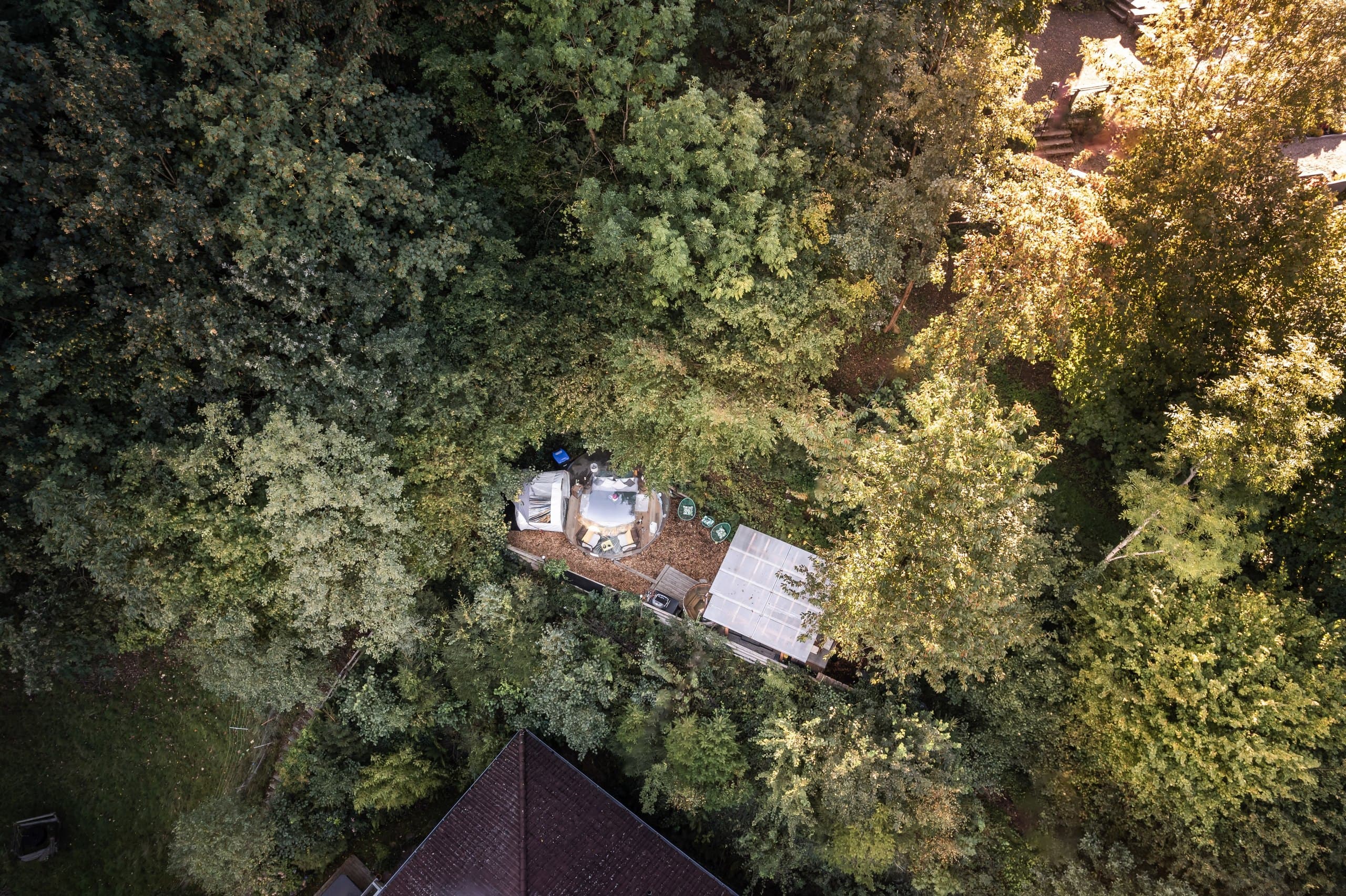 Luftaufnahme des Bubble Tent Elzach im Wald