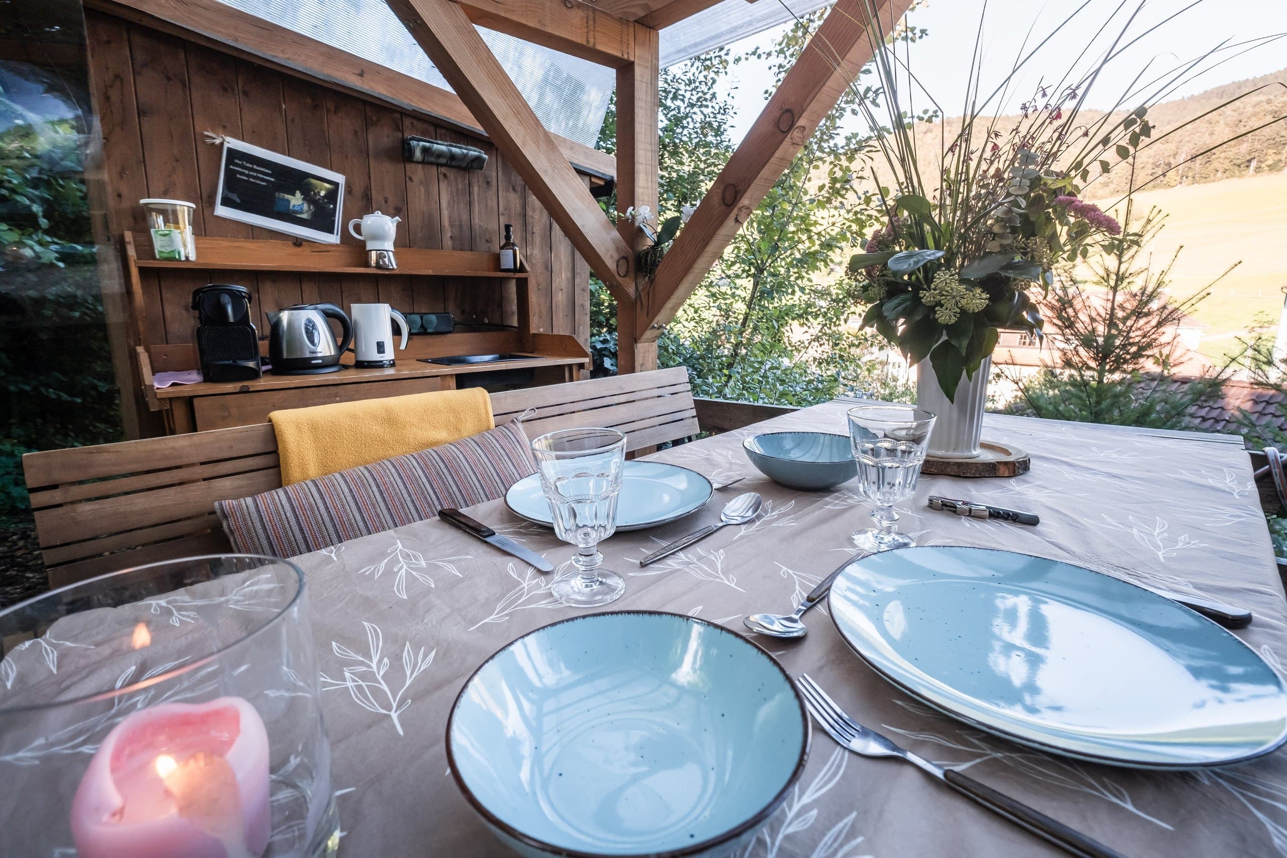 Gedeckter Tisch unter der Pergola am Bubble Tent Elzach