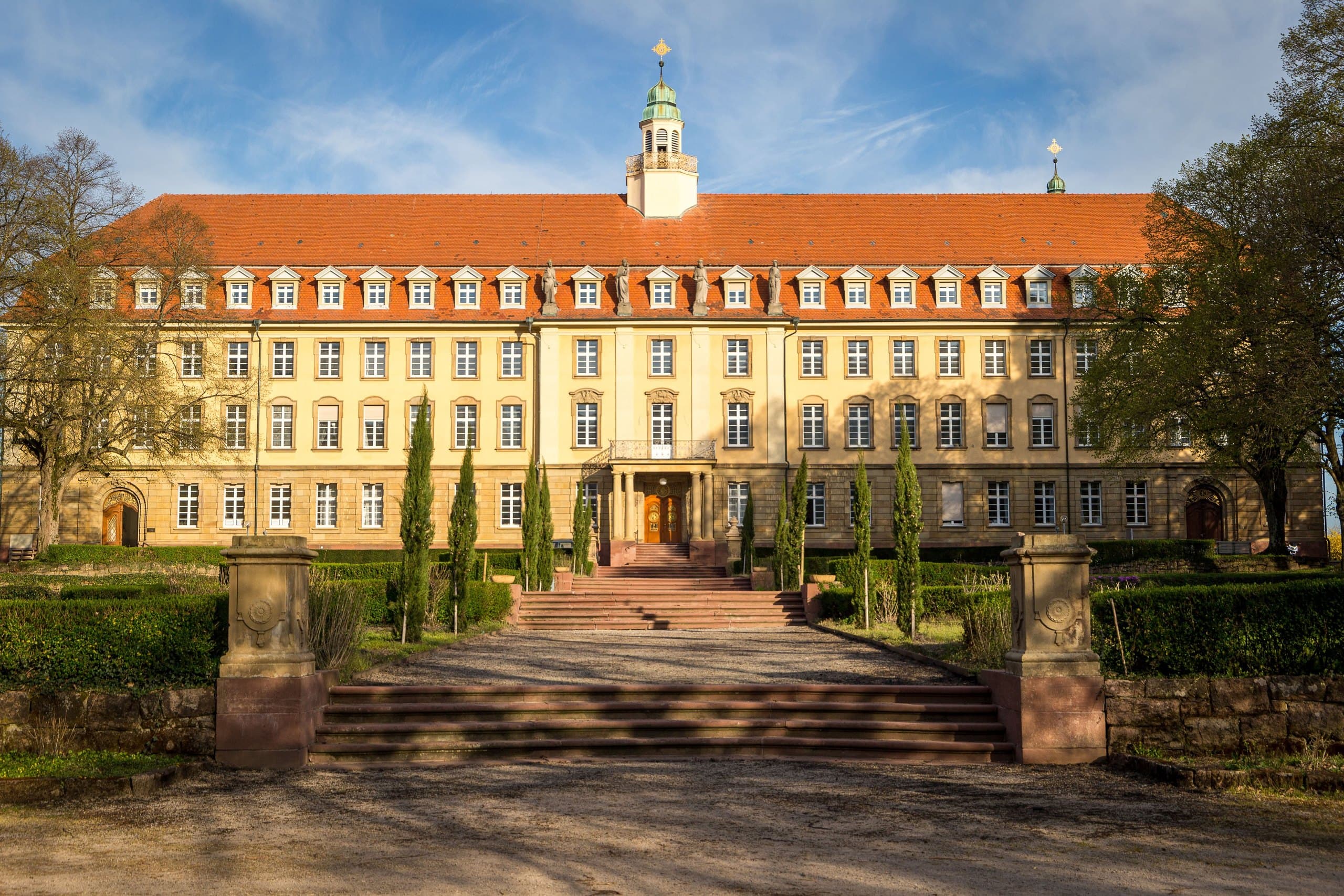 Gartenseite des Erlenbad Resorts mit Wiese