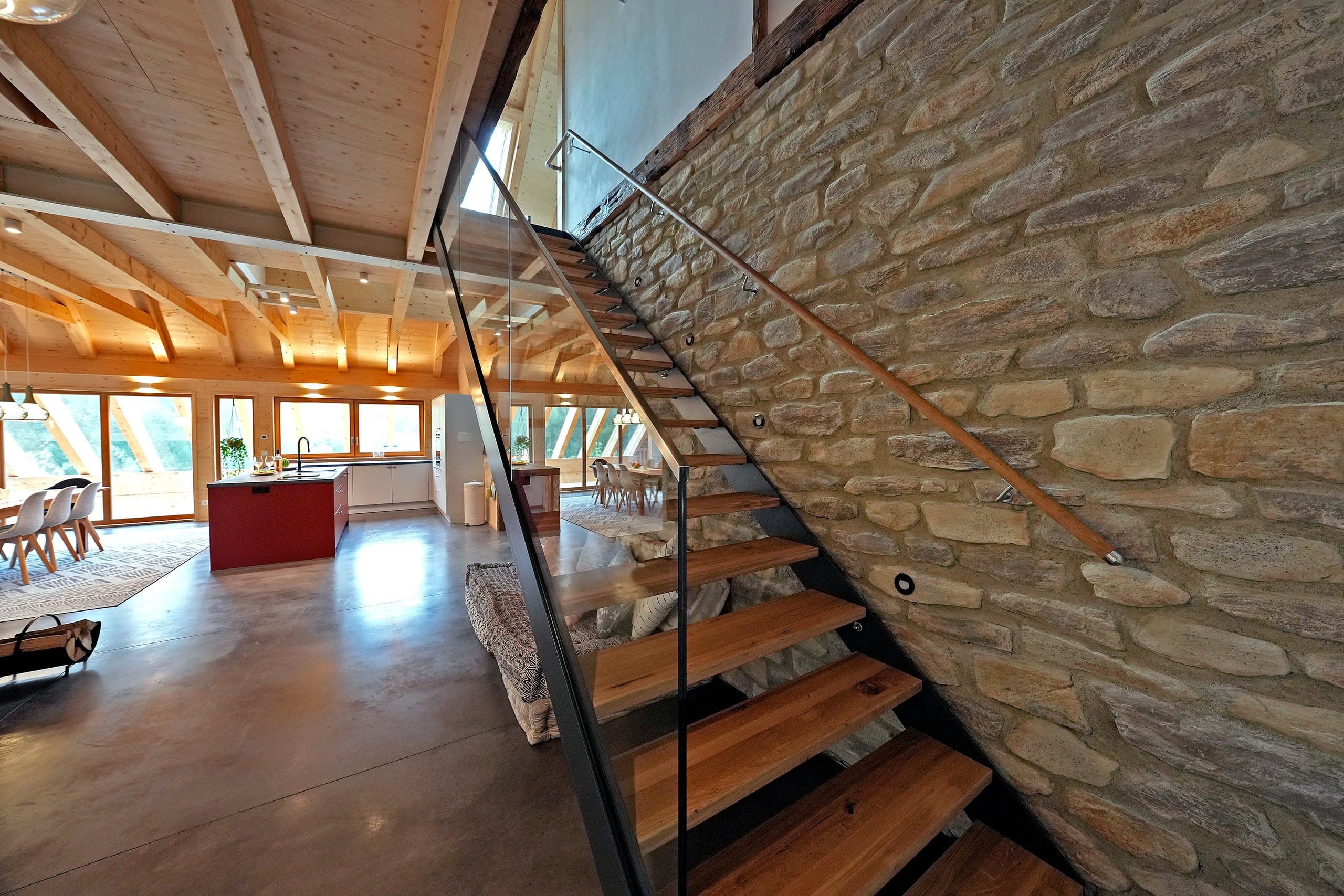Treppe im Haldenhof Loft von living TIMELESS mit Steinwand und offenen Stufen