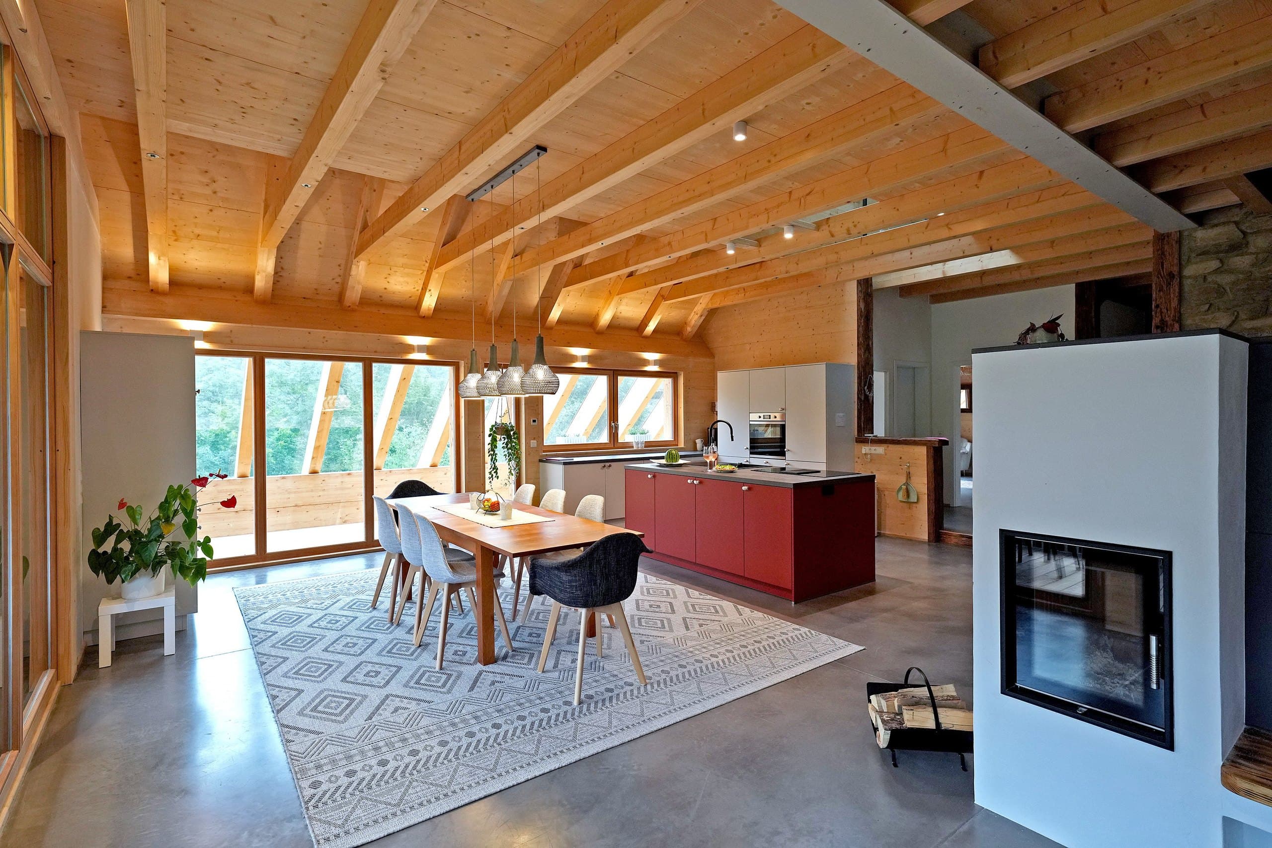 Wohn- und Essbereich im Haldenhof Loft von living TIMELESS mit Holzkonstruktion und langem Tisch