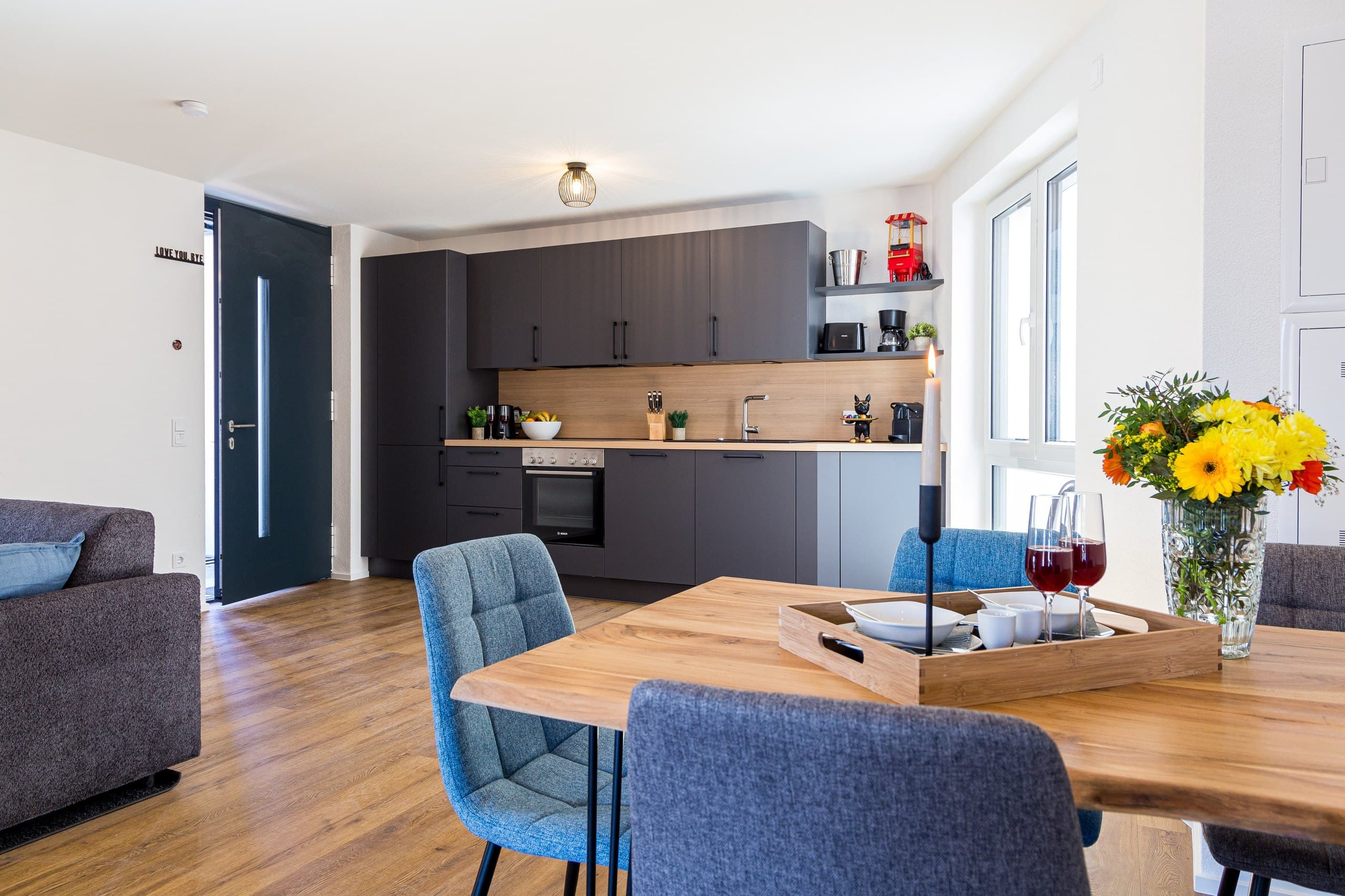 Küche und Wohnbereich einer Wohnung in Rheinhausen von living TIMELESS